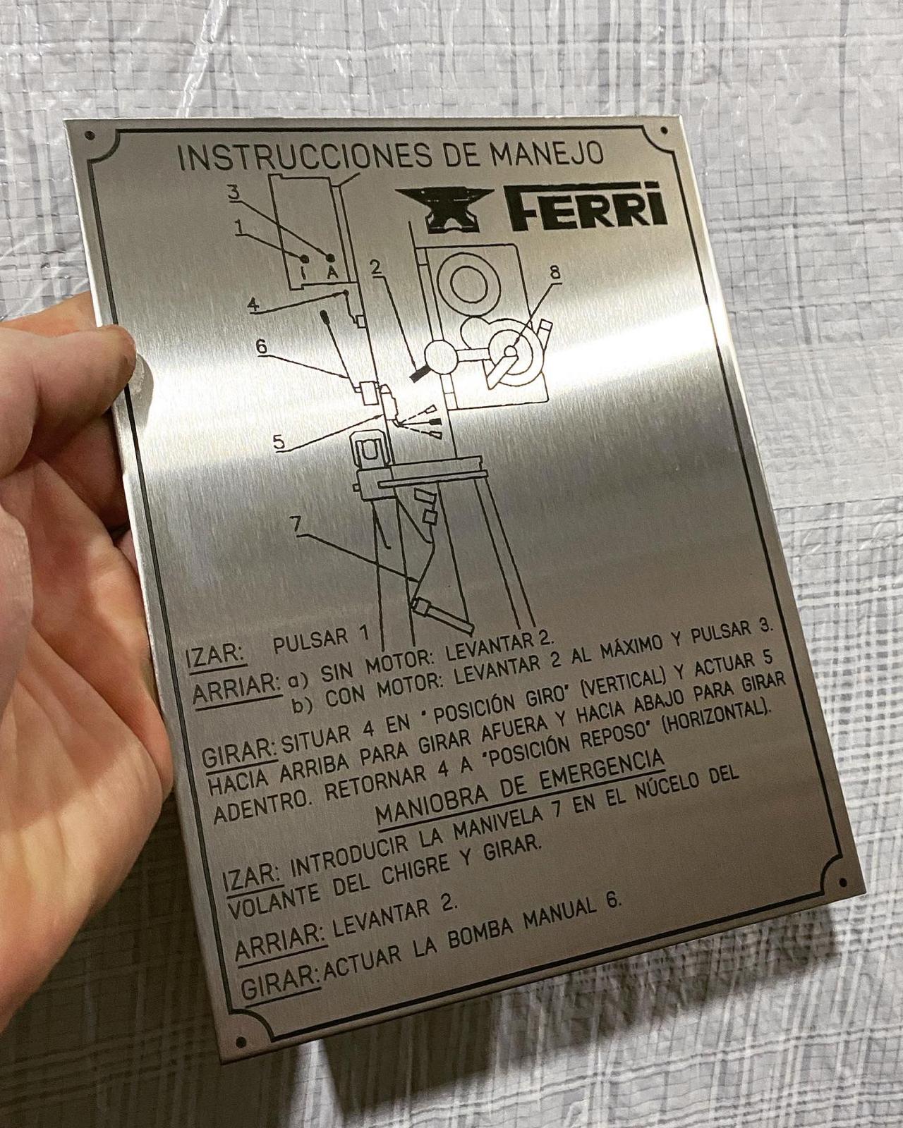 Grabación láser en placa metálica